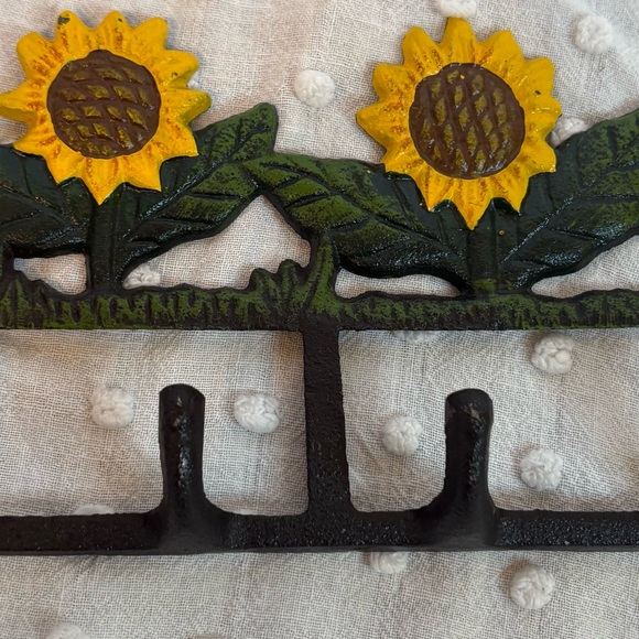 VINTAGE Farmhouse Cast Iron HOOK WALL HANGER Sunflowers - Picture 4 of 14